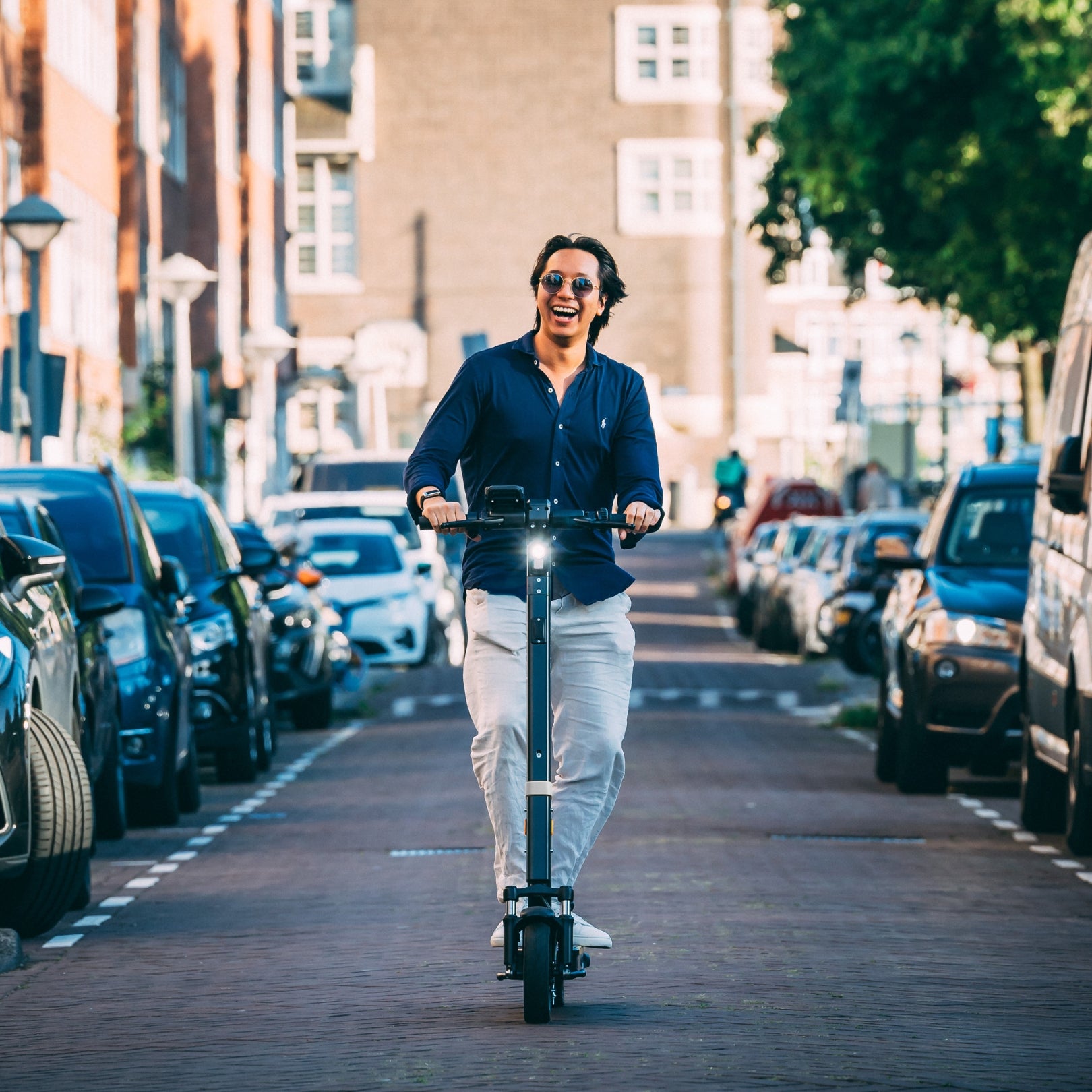Selana Alpha in een Amsterdamse straat — foto van Selana